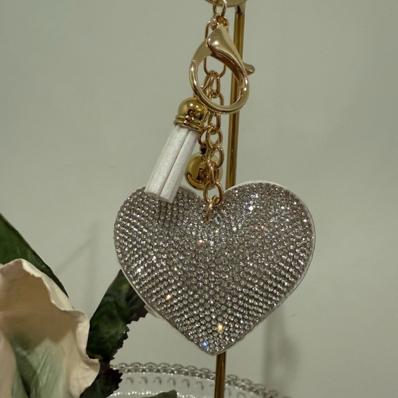 None Accessories - Elegant Silver Heart Key Chain w/Tassle